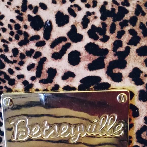 BetseyVille  Box - Picture 4 of 12